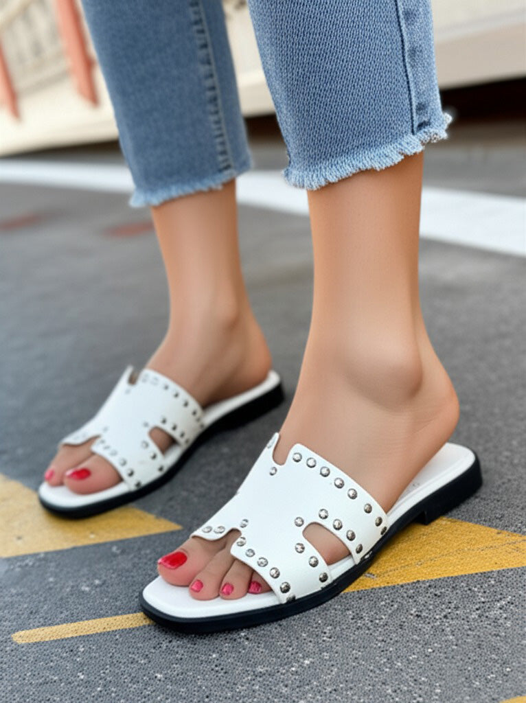 HELENA Sandali a Ciabatta ad H con borchie In Vera Pelle bianco Donna