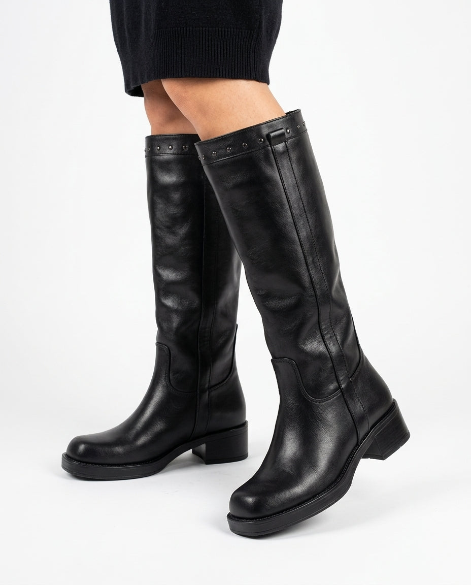 Vyjoù Stivali Alti Donna in Pelle Nera Punta Quadrata Tacco Largo Basso con Borchie - Lavorazione artigianale Made in Italy